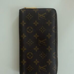 Louis Vuitton zippy wallet